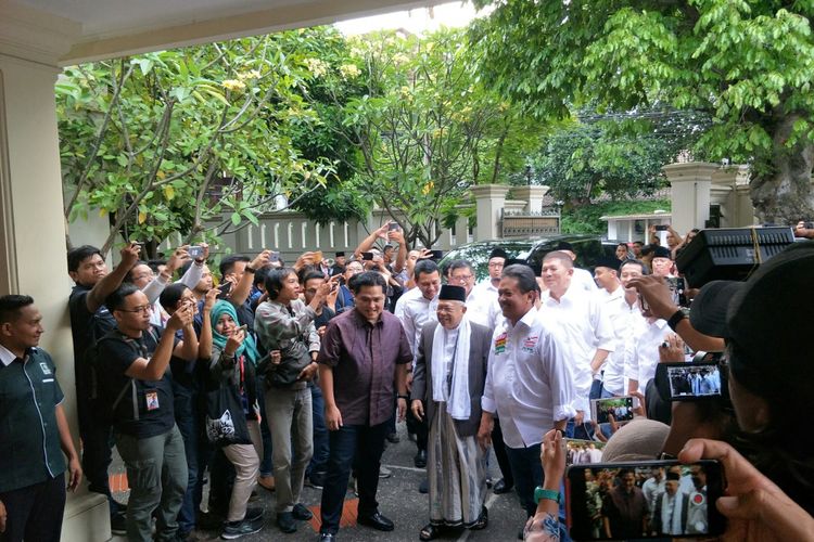 Erick Thohir mendatangi Posko Cemara jelang pengumuman Ketua Tim Kampanye Jokowi-Maruf. Kedatangan Erick berbarengan dengan kedatangan Marif Amin di Posko Cemara