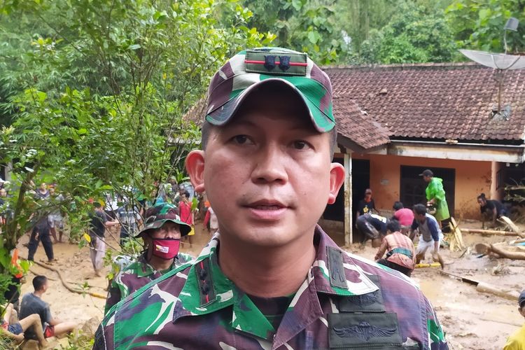 Dandim 0701/ Banyumas Letkol Inf Chandra di lokasi longsor Grumbul Kali Cawang, Desa Banjarpanepen, Kecamatan Sumpiuh, Kabupaten Banyumas, Jawa Tengah, Selasa (17/11/2020).