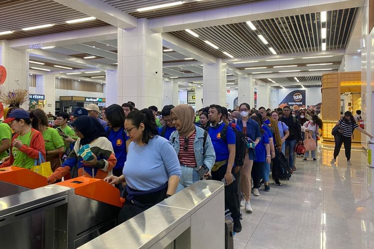 Penumpang kereta cepat Whoosh bisa menikmati diskon tiket mulai dari 10 persen khusus rombongan keluarga.