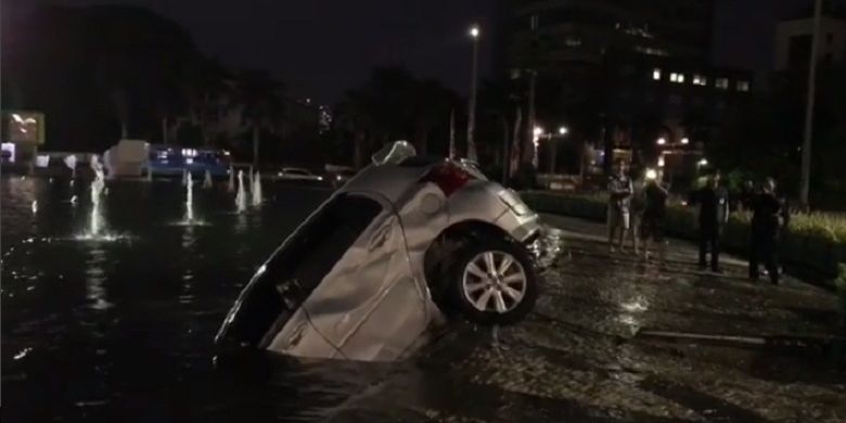 Kronologi Terceburnya Mobil Yaris Ke Kolam Bundaran Hi