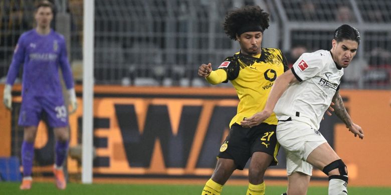 Bek Timnas Indonesia, Kevin Diks, saat beraksi bagi Borussia Moenchengladbach kontra Borussia Dortmund pada laga Bundesliga 2025-2026.