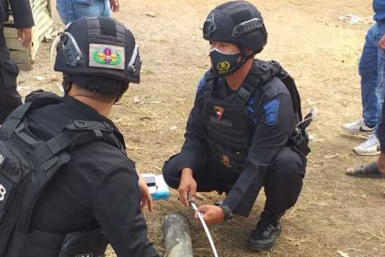 Penemuan mortir sepanjang 1 meter yang ditemukan penyelam di Sungai Musi Palembang, diamankan oleh tim penjinak bom dari Brimob Polda Suamtera Selatan, Jumat (2/7/2021).