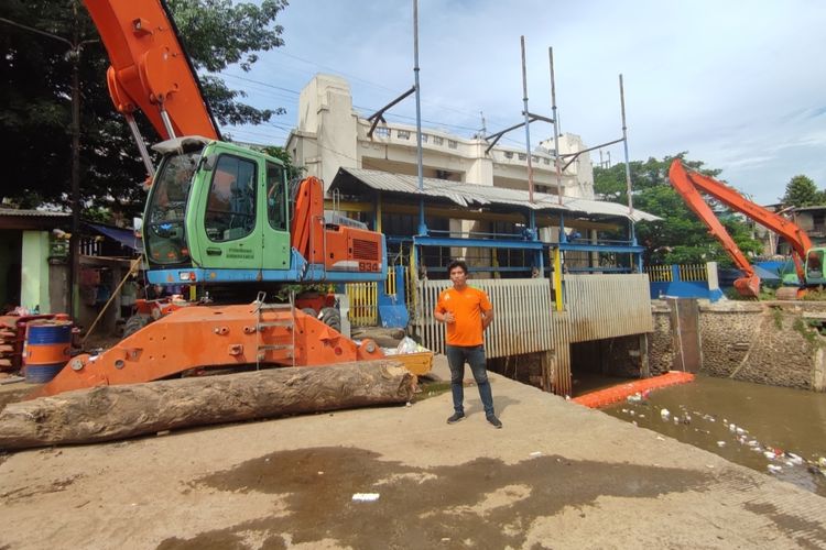 Holmes Simatupang (32), operator alat berat di pintu air Manggarai, Tebet, Jakarta Selatan saat ditemui pada Jumat (25/11/2022). 