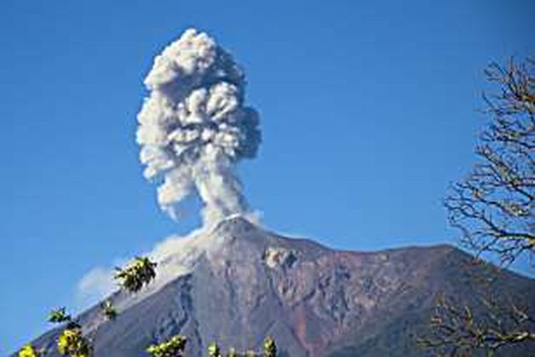 Puncak gunung berapi Acatenango