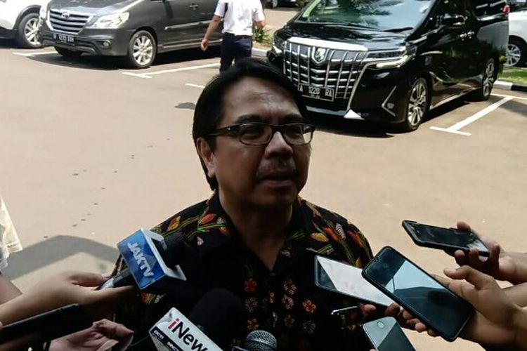 Dosen Ilmu Komunikasi Universitas Indonesia, Ade Armando memenuhi panggilan penyidik Polda Metro Jaya,  Rabu (20/11/2019). Dia diperiksa terkait laporan kasus meme meme Gubernur DKI Jakarta Anies Baswedan yang menyerupai karakter film Joker. 