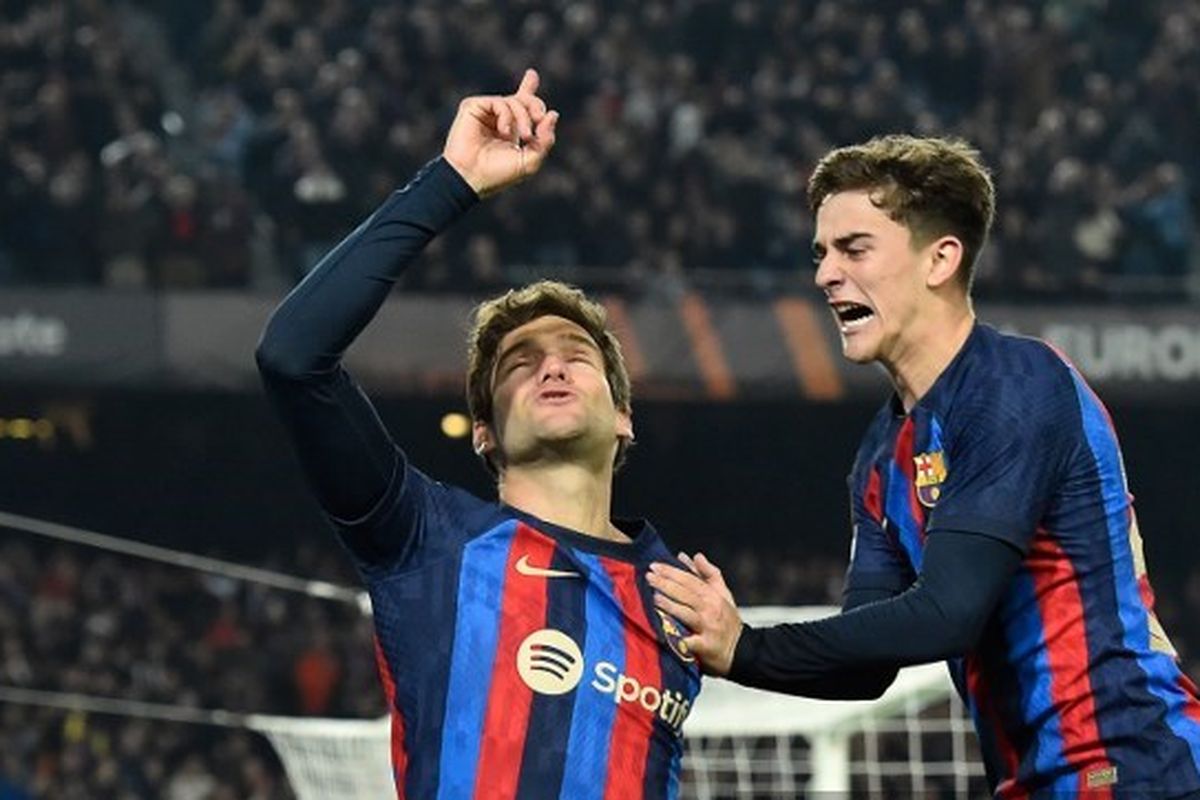 Bek Barcelona, Marcos Alonso (kiri), melakkukan selebrasi bersama rekannya, Gavi, setelah mencetak gol ke gawang Manchester United dalam laga leg pertama 16 besar Liga Europa di Camp Nou, Barcelona, Jumat (17/2/2023) dini hari WIB.