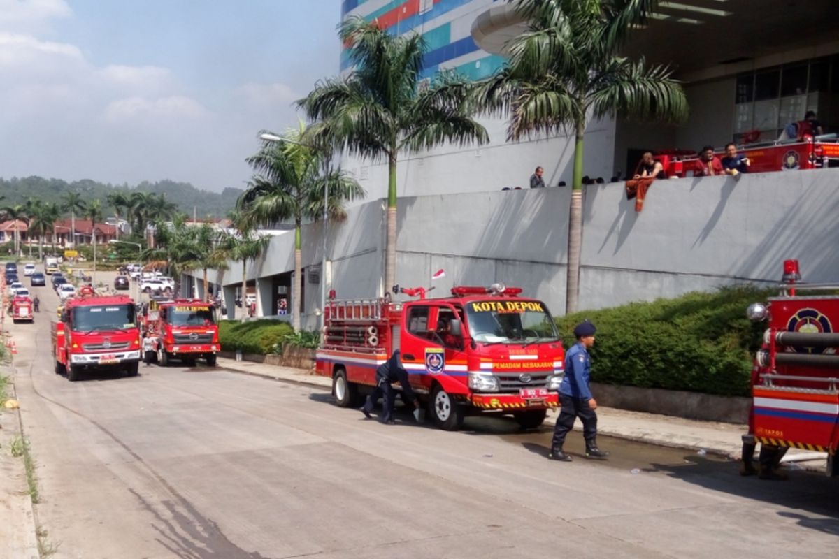 Sejumlah mobil pemadam kebakaran yang diterjunkan ke lokasi saat peristiwa kebakaran di Apartemen Cinere Bellevue, Depok, Kamis (5/10/2017)