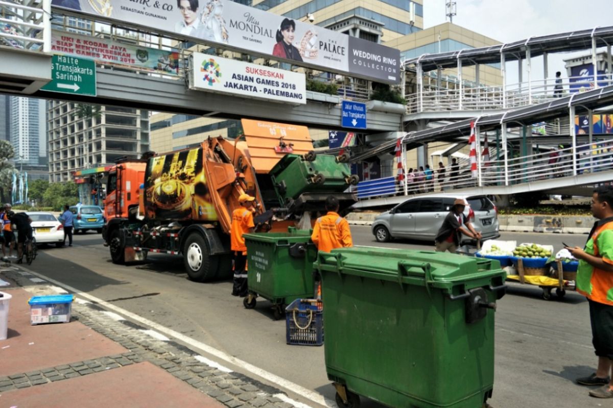 Truk compactor saat digunakan untuk mengangkut sampah usai acara CFD di ruas Jalan Sudirman-Thamrin digelar, Minggu (2/9/2018).