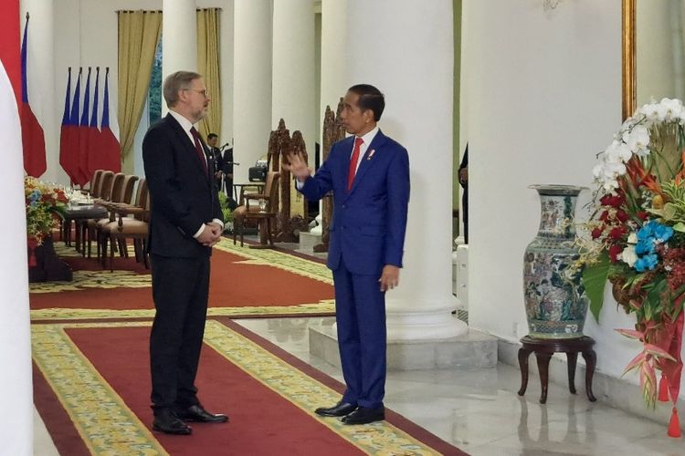 Presiden Joko Widodo berbincang dengan Perdana Menteri Republik Ceko Petr Fiala sebelum pertemuan bilateral di Istana Kepresidenan Bogor, Selasa (18/4/2023).