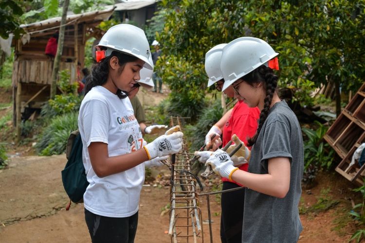 Siswa JIS bersama para pendamping, termasuk Head of School JIS Dr. Tarek Razik memberikan bantuan pada Habitat of Humanity sekaligus mempelajari kehidupan di pedesaan di kawasan Sentul, Bogor, Jawa Barat
