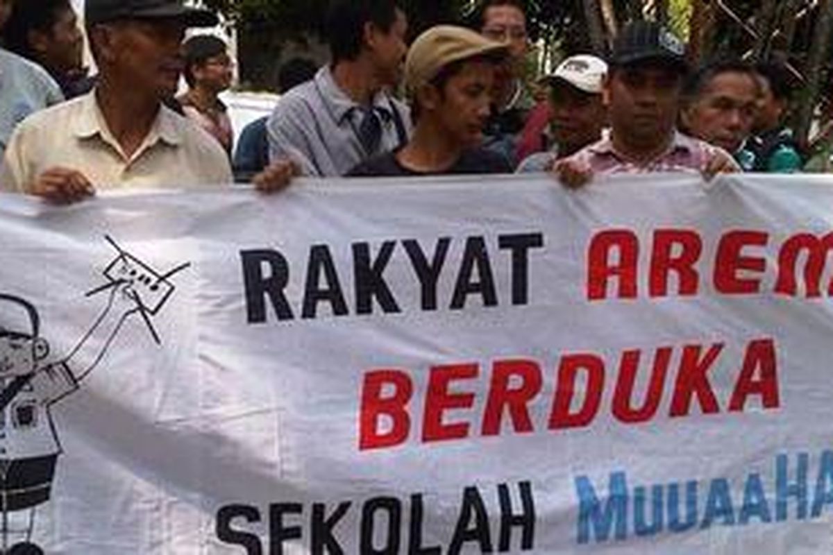 Puluhan warga dan aktivis MCW, saat menggelar aksi di depan Gedung DPRD Kota Malang, Jawa Timur, Rabu (4/7/2012).  