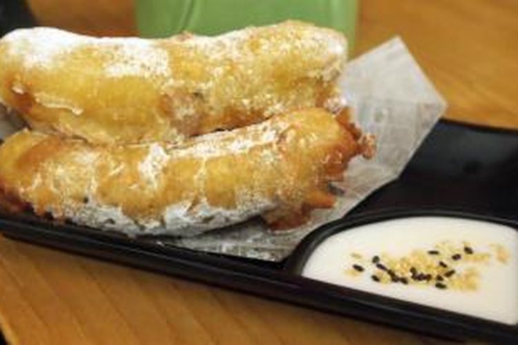 Pisang goreng dengan saus santan, salah satu menu andalan NamNam Noodle Bar