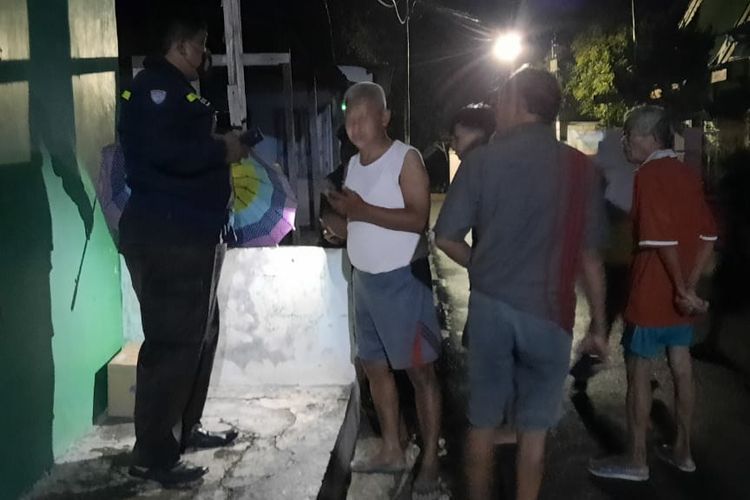 OLAH TKP-Aparat polisi melakukan olah tempat kejadian perkara di lokasi penemuan bayi laki-laki di depan gedung TK Islamiyah 2 Rejomulyo, Keluruhan Rejomulyo, Kecamatan Kartoharjo, Kota Madiun, Sabtu (20/11/2021) dinihari.