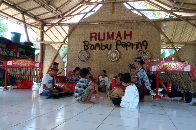 Kegiatan anak-anak di Kampoeng Batara, Papring, Banyuwangi, Minggu (22/8/2021).