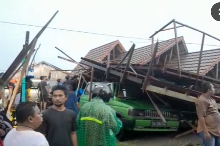 Salah satu dari dua rumah di Banjarmasin, Kalsel yang ambruk karena dihantam angin kencang, Senin (26/12/2022). 