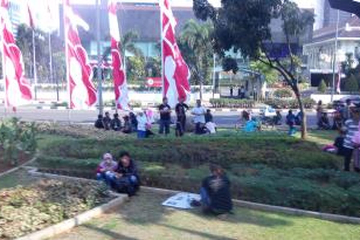 Ribuan pengunjung Monumen Nasional, yang tidak diijinkan masuk, terpaksa mengalihkan lokasi pikniknya, ke taman pembatas Jl. Merdeka Selatan dan Barat, Senin (17/8/2015).
