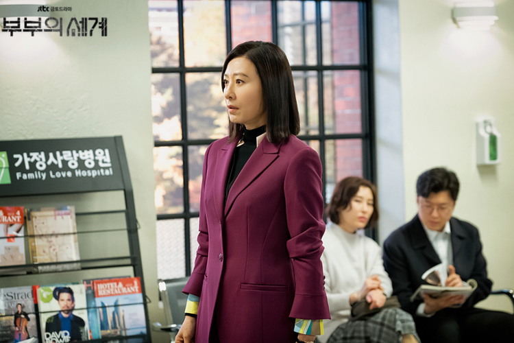 Kim Hee Ae dalam serial drama The World of the Married (2020).