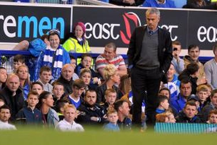 Salah satu ekspresi pelatih Chelsea Jose Mourinho saat menyaksikan anak-anak didiknya melakoni pertandingan Premier League melawan Everton, di Goodison Park, Sabtu (14/9/2013).