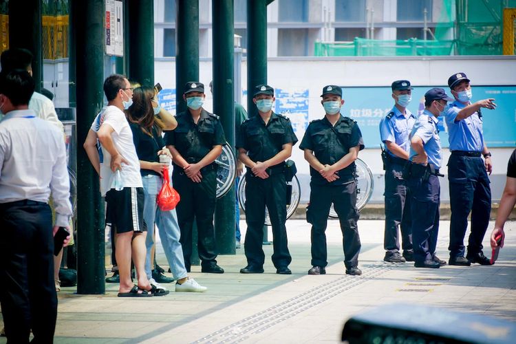 Aparat keamanan di Shenzhen membubarkan warga yang berkumpul di kantor pusat Evergrande untuk menuntut kembali uang mereka.
