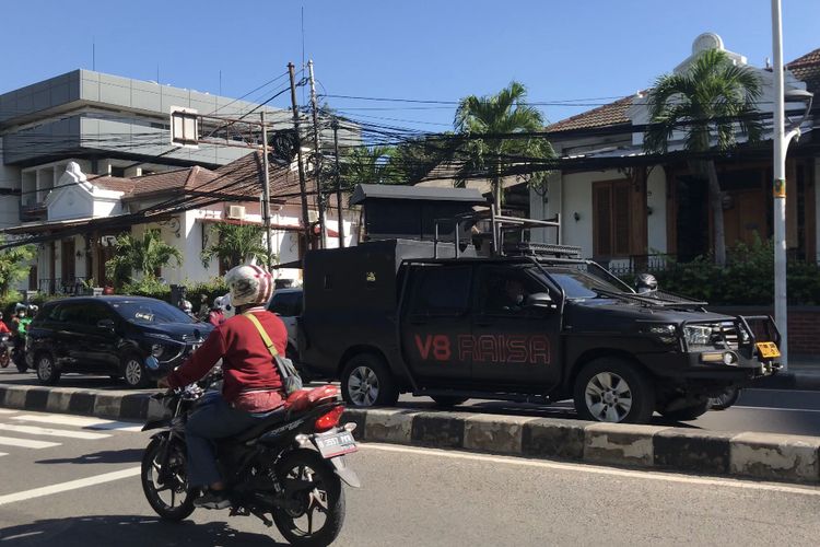 Polisi mengimbau massa Reuni 212 untuk pulang lewat mobil pengurai massa (Raisa) di Jalan Menteng Raya, Menteng, Jakarta Pusat pada Kamis (2/12/2021) pagi.