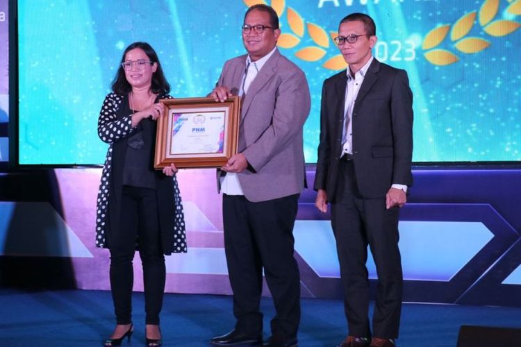 PNM meraih penghargaan The Best Subholding BUMN yang diterima oleh Direktur Opersional PNM Sunar Basuki (tengah) di Shangri-La Hotel Jakarta, Rabu (14/4/2023)