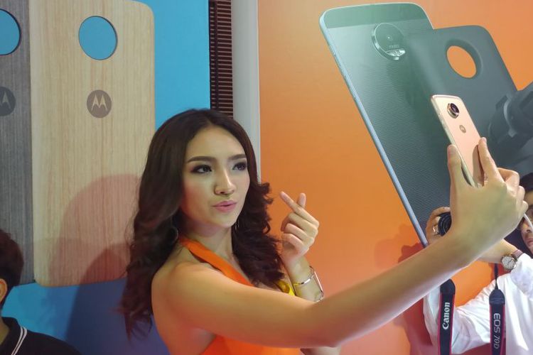Kamera depan Moto Z2 Play untuk berfoto selfie mengusung resolusi 5 megapiksel.