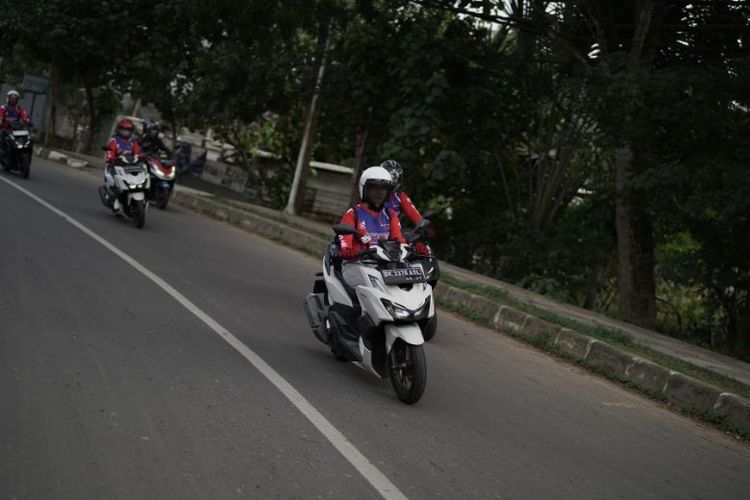 Para peserta yang diundang AHM melakukan touring ke Sirkuit Internasional Mandalika.