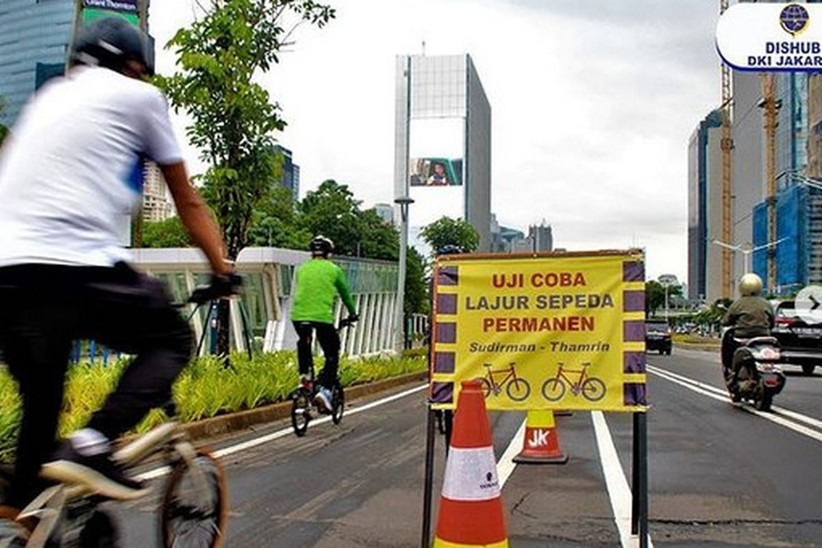 Uji coba jalur sepeda permanen sepanjang 11,2 kilometer di Jalan Sudirman-Thamrin Jakarta, Jumat (26/4/2021)