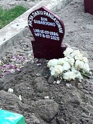 bunga di makam diplomat Arya Daru diganti dengan melati berwarna putih