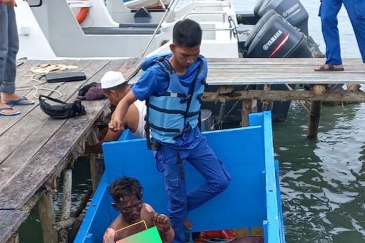 Salah satu korban ledakan KM Sabang di perairan Belitung, Sabtu (20/11/2021) dini hari.