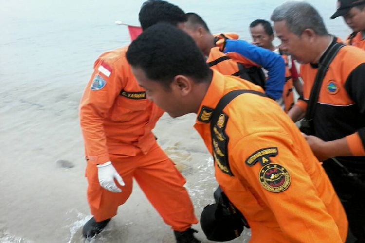  Basarnas mengevakuasi korban tabrakan perahu nelayan dengan kapal Pinisi di perairan Jepara, Jawa Tengah, Rabu (3/5/2017) pukul 01.00 wib.