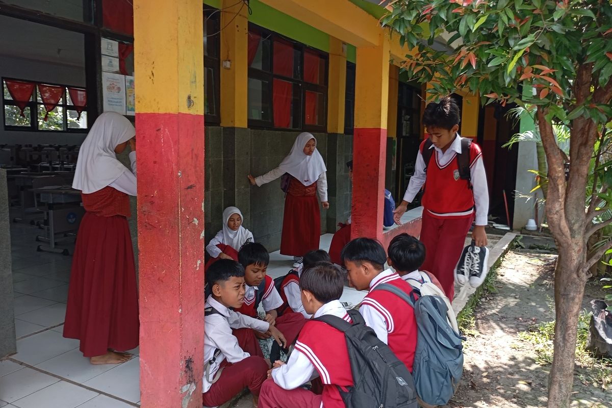Kegiatan Belajar Mengajar (KBM) siswa SD Negeri 216 Sondariah Sondariah di Kelurahan Rancanumpang, Kecamatan Gedebage, Kota Bandung, Jawa Barat sudah belajar di ruang kelas kembali, Rabu (12/3/2025).