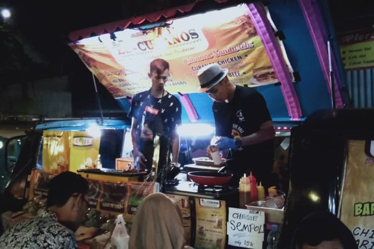 Food truck festival di Kota Semarang, Jawa Tengah digelar di Taman Plered, ataupun di sisi barat Sungai Kanal Banjir Barat (KBB), Semarang, Jumat (26/4/2019) malam. 