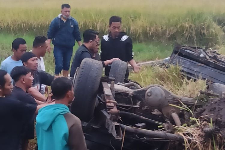 Warga setempat saat mengevakuasi mobil pikap yang tertabrak kereta api di Desa Ngebruk, Kecamatan Sumberpucung, Kabupaten Malang, Senin (5/12/2022).