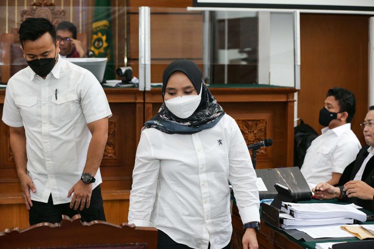 Asisten rumah tangga Ferdy Sambo, Susi dihadirkan sebagai salah satu saksi dengan terdakwa kasus pembunuhan berencana Nofriansyah Yosua Hutabarat (Brigadir J), Ferdy Sambo dan Putri Candrawathi saat  persidangan di Pengadilan Negeri Jakarta Selatan, Selasa (8/11/2022). Jaksa Penuntut Umum menghadirkan 10 orang saksi pada persidangan kali ini.