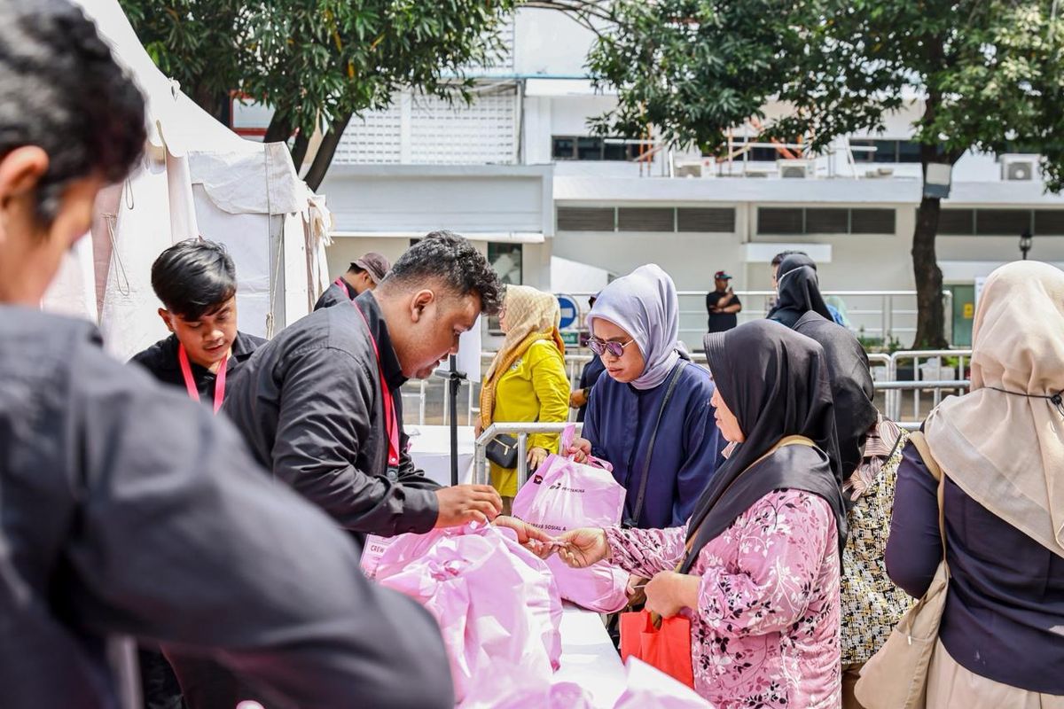 Perwakilan PT Pertamina (Persero) menyalurkan bantuan sembako kepada masyarakat dalam rangka peringatan Hari Kartini 2026 di Jakarta.