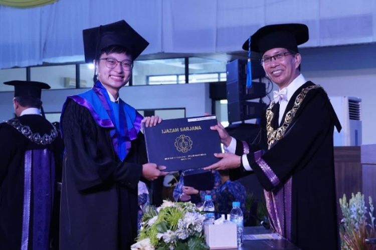 Alvin Christy Lemuel, mahasiswa Desain Produk Institut Teknologi Sepuluh Nopember (ITS) dinobatkan sebagai wisudawan Sarjana terbaik pada Wisuda ke-126, Minggu (25/9/2022).