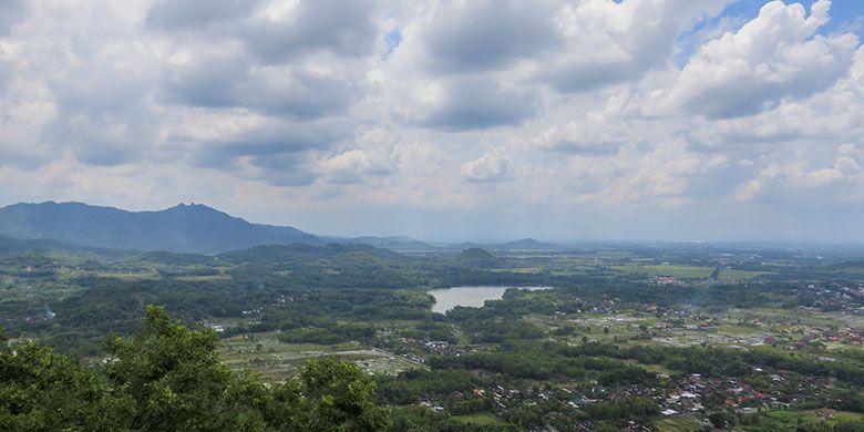 Panorama Waduk Tandon dan Gunung Gajah Mungkur dari Gunung Gandul, Wonogiri.