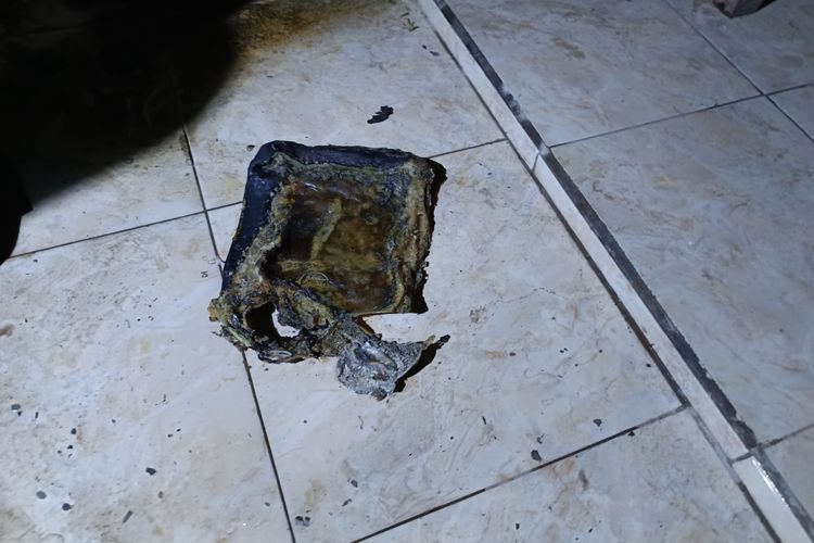 Serpihan diduga bom molotov yang dilempar di rumah warga Mulyodadi, Bambanglipuro, Bantul, Selasa (27/8/2024) malam.