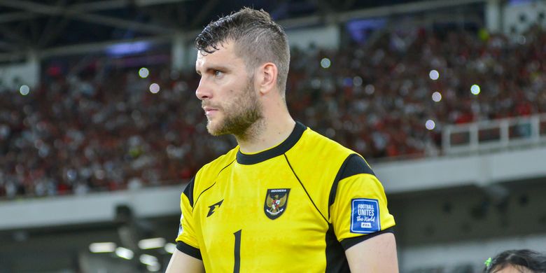 Penjaga gawang Timnas Indonesia Maarten Paes saat tampol di hadapan ribuan suporter menghadapi Bahrain pada pertandingan lanjutan ronde ketiga Kualifikasi Piala Dunia 2026 Zona Asia, Selasa (25/3/2025) di Stadion Utama Gelora Bung Karno, Senayan Jakarta.