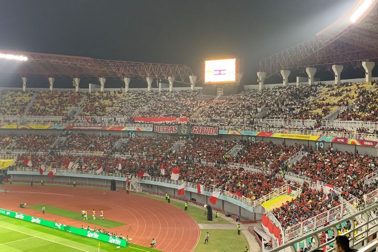 Suasana tribune penonton saat timnas U17 Indonesia vs Ekuador dalam babak penyisihan Grup A Piala Dunia U17 2023 di Stadion Gelora Bung Tomo (GBT) pada Jumat (10/11/2023).