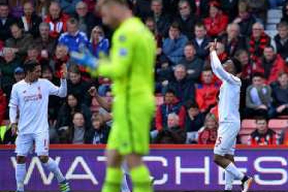 Roberto Firmino dan Daniel Sturridge merayakan gol Liverpool ke gawang Bournemouth pada lanjutan Premier League, Minggu (17/4/2016).