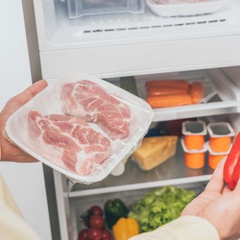 Ilustrasi menyimpan daging di kulkas.