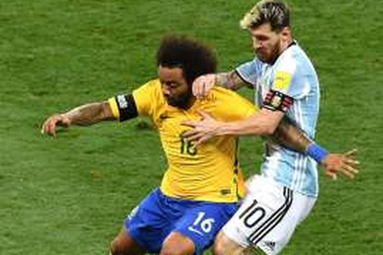 Kapten tim nasional Argentina, Lionel Messi (kanan), berduel dengan bek Brasil, Marcelo, dalam laga Kualifikasi Piala Dunia 2018 di Estadio Governador Magalhaes, Kamis (10/11/2016) waktu setempat.