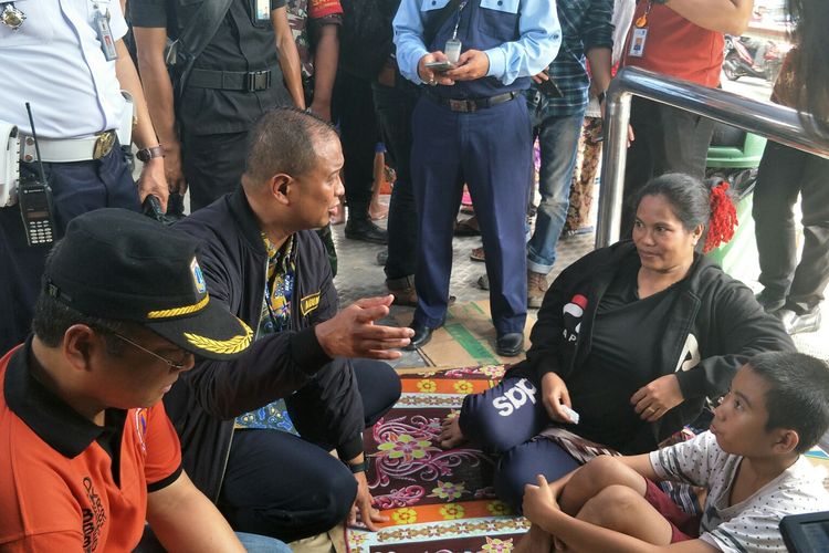 Pengungsi di Halte Transjakarta Jembatan Baru, Cengkareng, Jakarta Barat, Sabtu (4/1/2020).