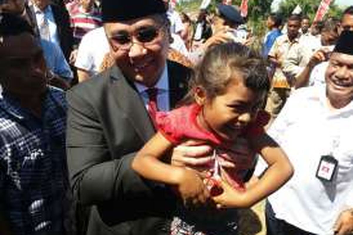 Menteri Desa, Pembangunan Daerah Tertinggal dan Transmigrasi (Mendes-PDTT) Eko Putro Sandjojo, sedang menggendong seorang bocah asal Kabupaten Belu, yang berbatasan dengan negara Timor Leste