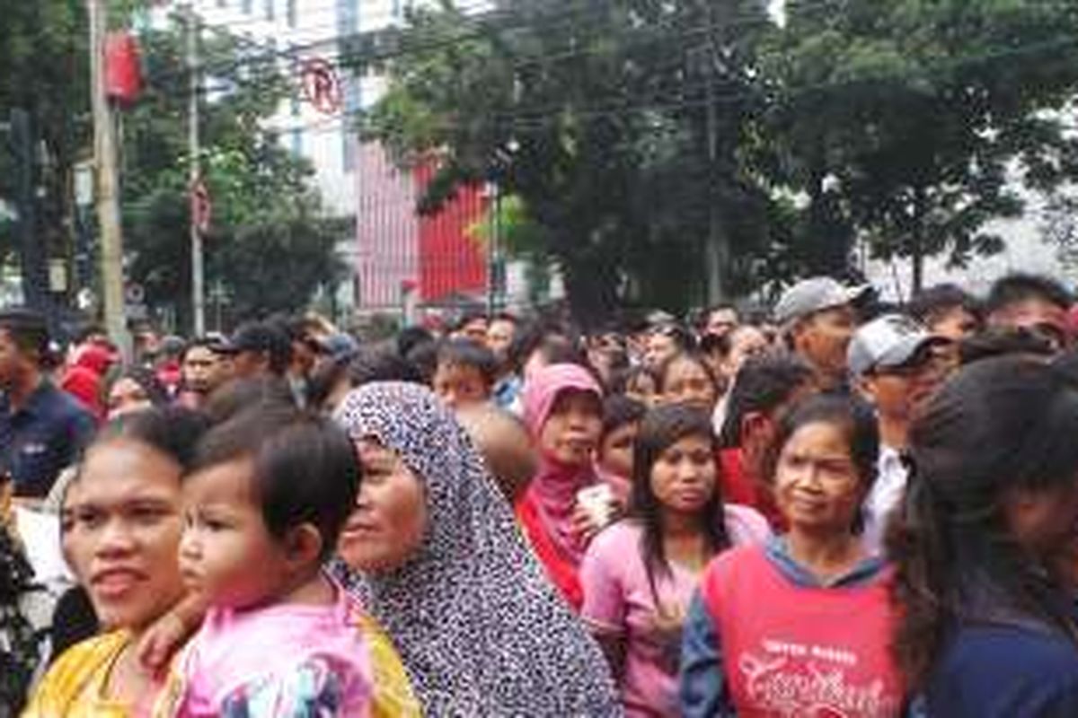 Aksi demo warga Kalijodo di depan Gedung DPRD DKI Jakarta, Jumat (19/2/2016). Sebagian warga terlihat membawa bayi mengikuti demo.
