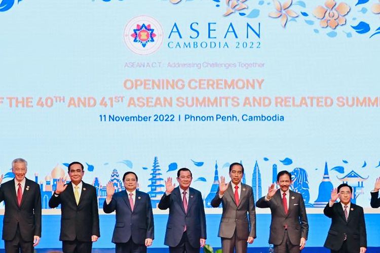 Presiden Joko Widodo berfoto bersama sejumlah pemimpin negara ASEAN dalam acara pembukaan Konferensi Tingkat Tinggi (KTT) ASEAN di Phnom Penh, Kamboja, Jumat (11/11/2022).
