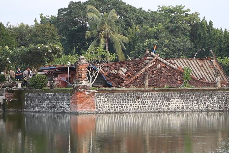 Inilah Bale Kambang, bagunan bersejarah yang berada di areal Taman Mayura, yang roboh karena angin kencang. Bale Kambang dibangun pada abad 17 atau 1744 silam.