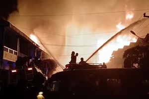 Kebakaran Hebat Melanda Pasar Sungai Duri Bengkayang Kalbar, Akses Pontianak-Singkawang Lumpuh Total